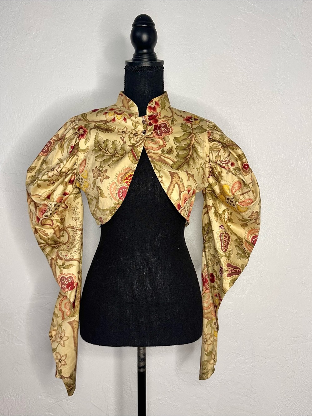New! Delikado floral renaissance sleeve top
